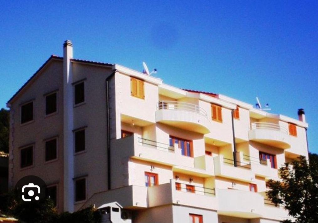 Apartments Belic With Pool Jelsa  Exteriör bild